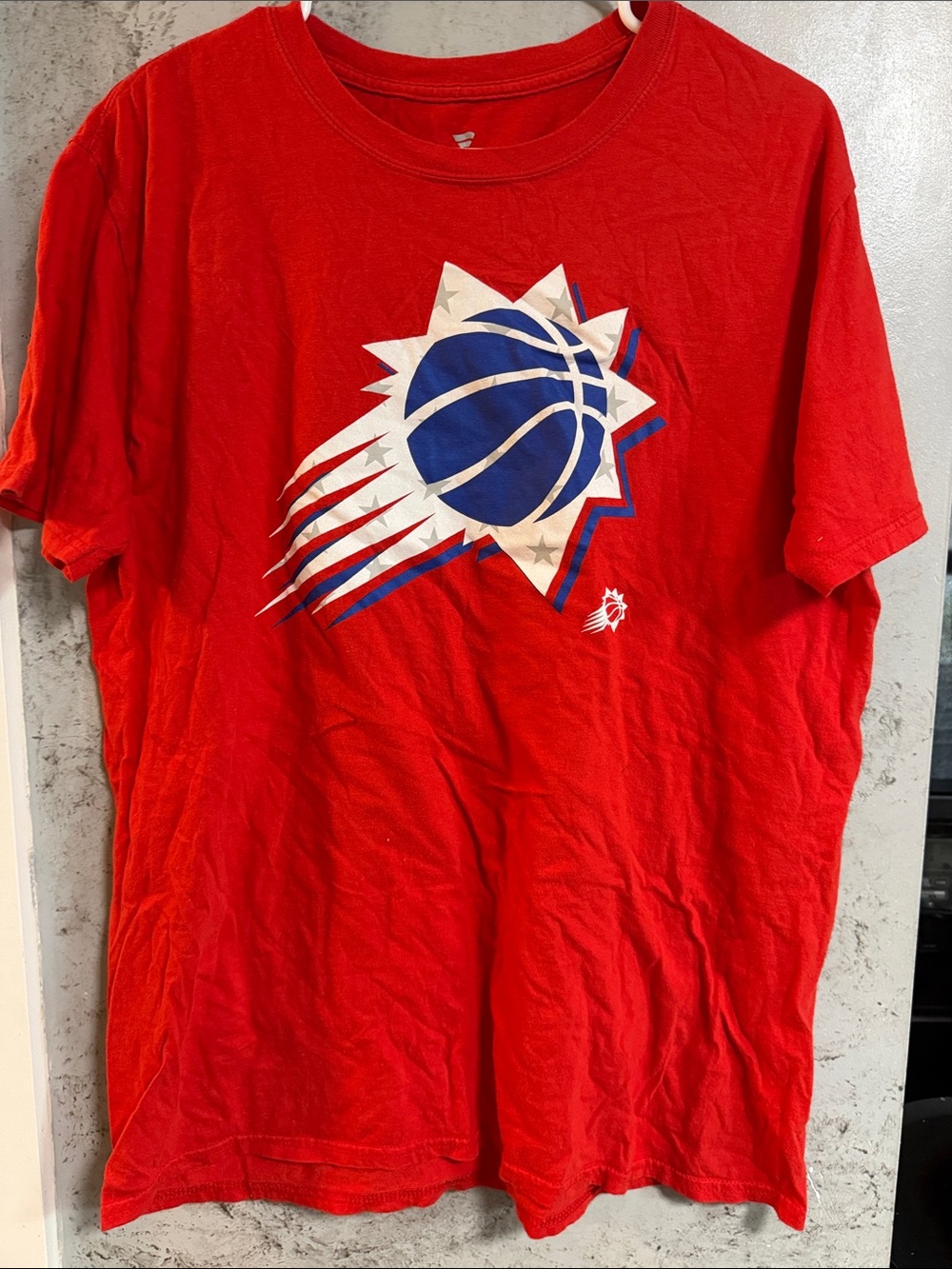 Fanatics Red Short Sleeve Basketball Logo Tee